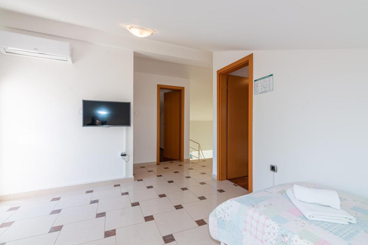 Beautiful Apartment Lovorka 6 , Baska, Krk Exterior foto